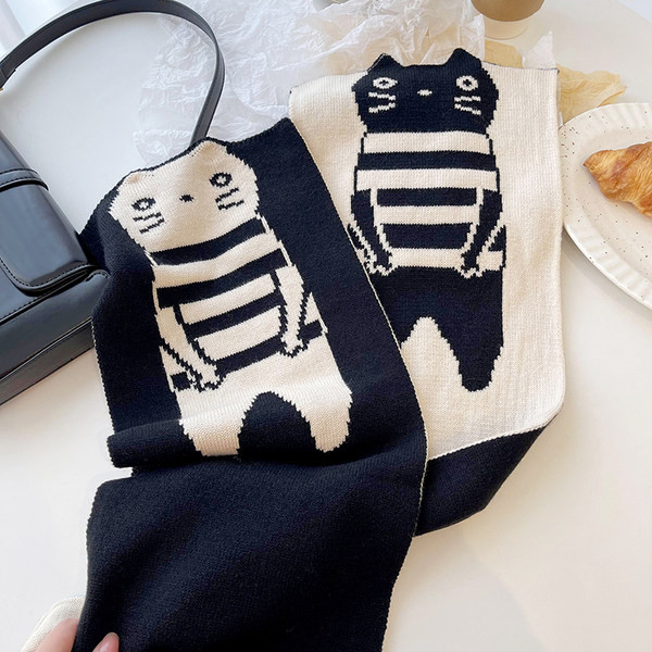 Плетен дамски шал с 3D елемент в черно-бял цвят