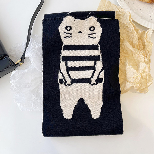 Плетен дамски шал с 3D елемент в черно-бял цвят