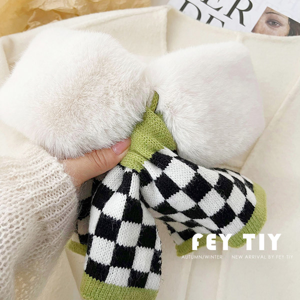 Γυναικείο χρωματιστό κασκόλ τύπου γιακά με πούπουλο