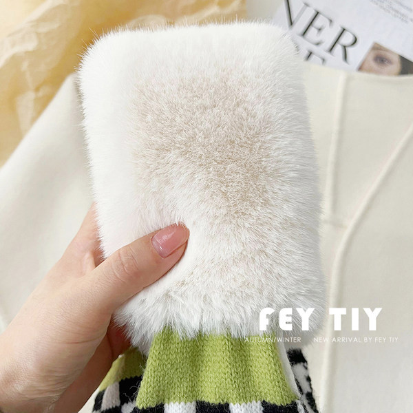 Γυναικείο χρωματιστό κασκόλ τύπου γιακά με πούπουλο