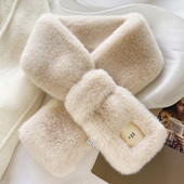 Moteriška pūkinė apykaklė su emblema