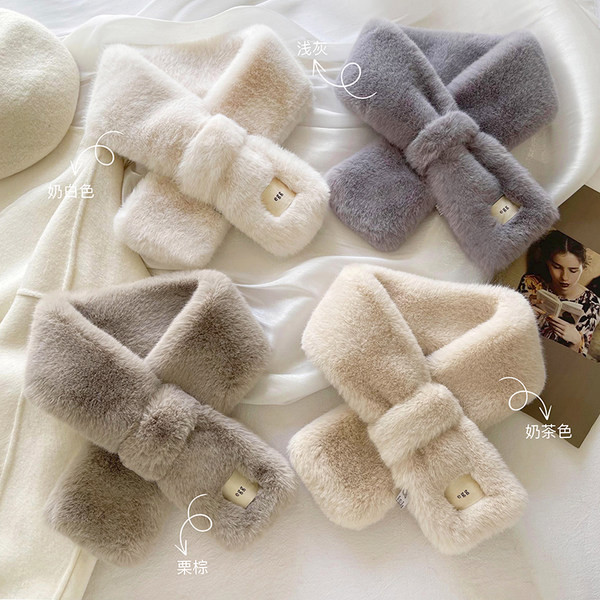 Moteriška pūkinė apykaklė su emblema