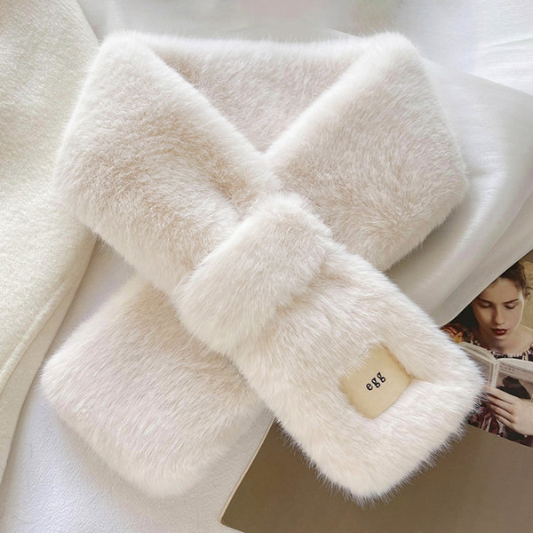 Moteriška pūkinė apykaklė su emblema