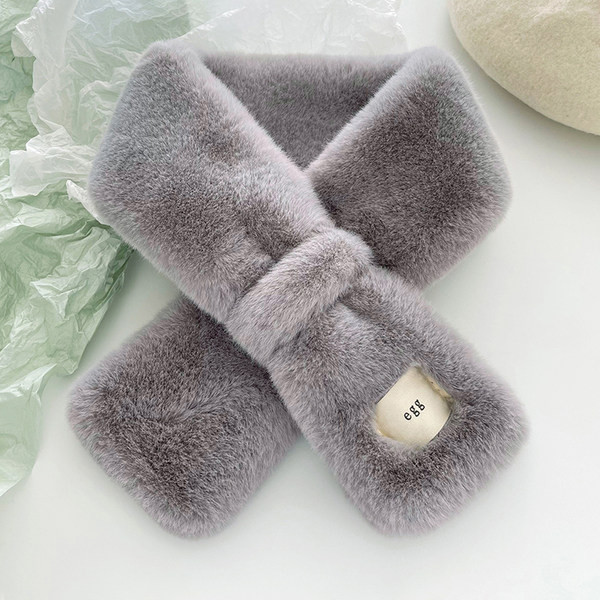 Moteriška pūkinė apykaklė su emblema