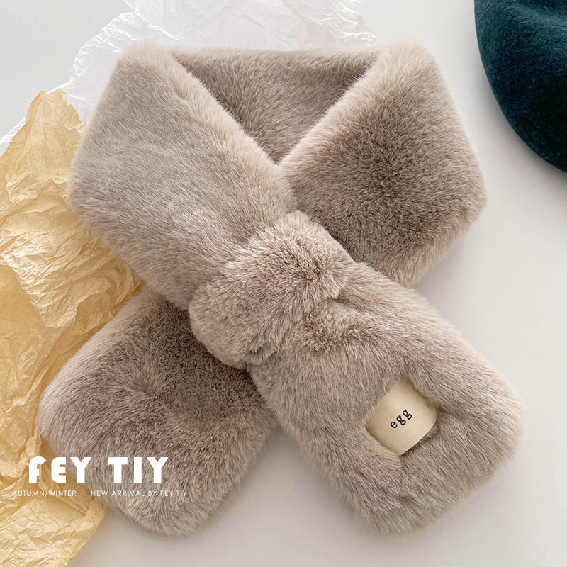 Moteriška pūkinė apykaklė su emblema