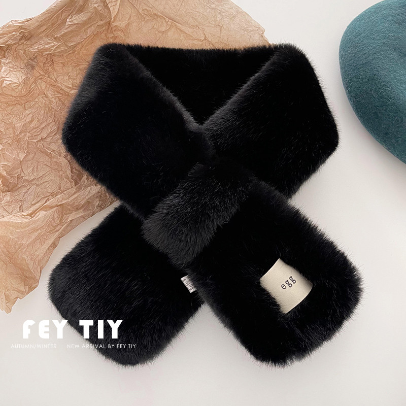 Moteriška pūkinė apykaklė su emblema