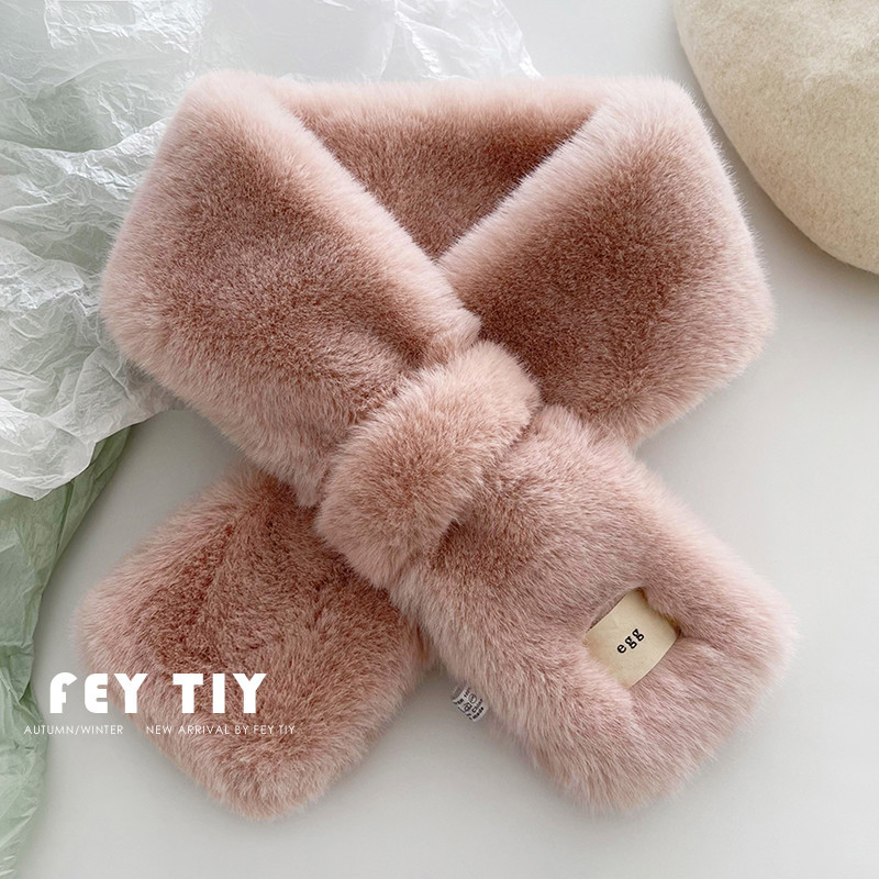 Moteriška pūkinė apykaklė su emblema