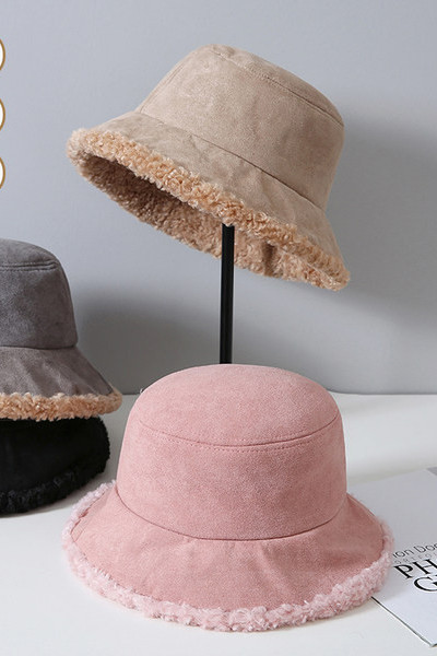 Ženska kapa od perja u više boja pogodna za zimu