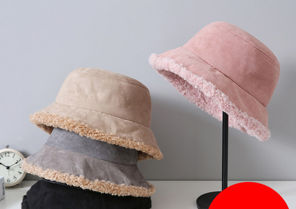 Ženska kapa od perja u više boja pogodna za zimu