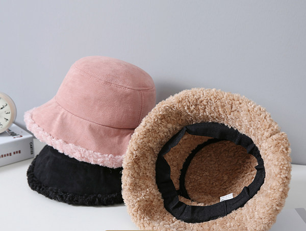 Ženska kapa od perja u više boja pogodna za zimu