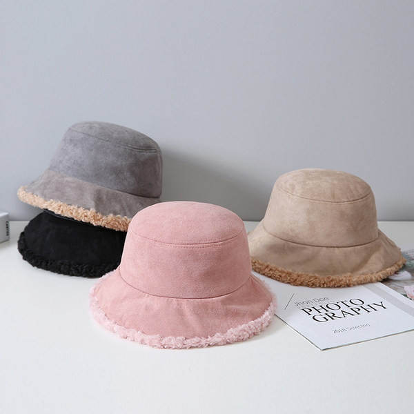 Ženska kapa od perja u više boja pogodna za zimu