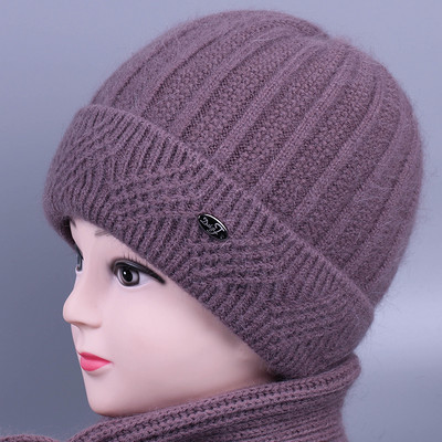 Γυναικείο πλεκτό καπέλο με μεταλλικό στοιχείο