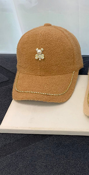 Вълнена шапка с козирка и декорация  перли