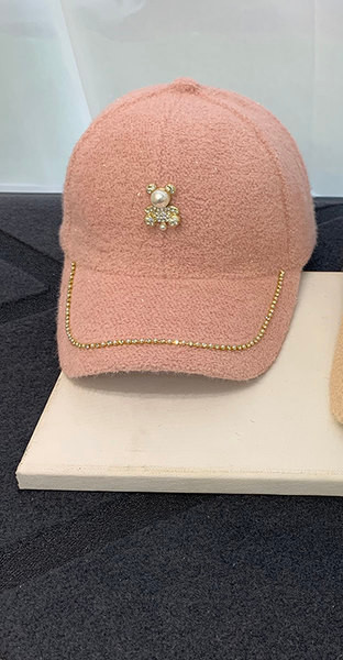 Вълнена шапка с козирка и декорация  перли