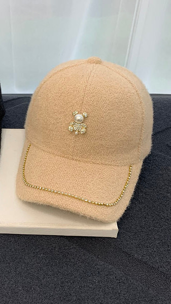 Вълнена шапка с козирка и декорация  перли