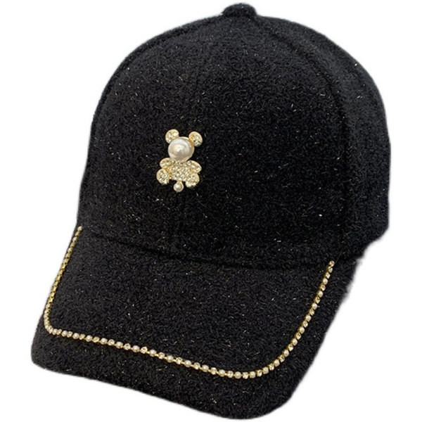 Вълнена шапка с козирка и декорация  перли