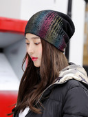 Дамска шапка с цветен лъскав ефект