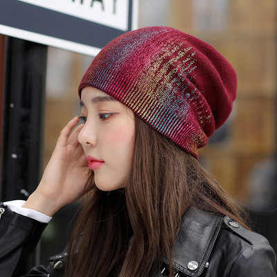 Дамска шапка с цветен лъскав ефект