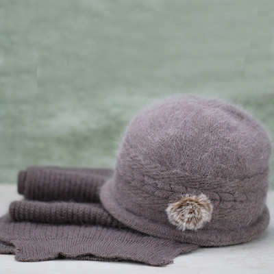 Γυναικείο πουπουλένιο καπέλο με στοιχείο λουλούδι