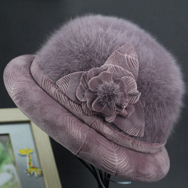 Γυναικείο πουπουλένιο καπέλο με στοιχείο λουλούδι