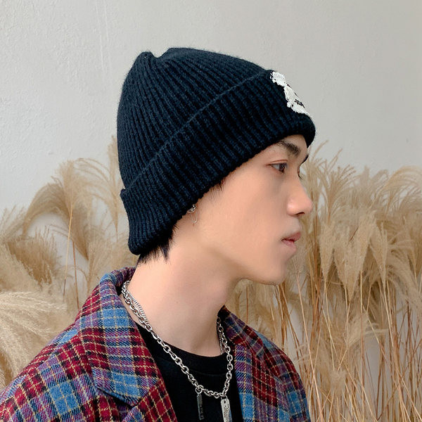 Зимна плетена мъжка шапка с бродерия и надпис