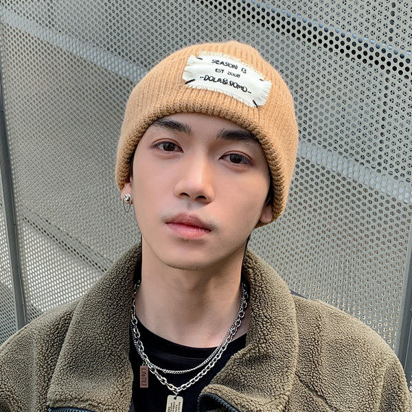 Зимна плетена мъжка шапка с бродерия и надпис