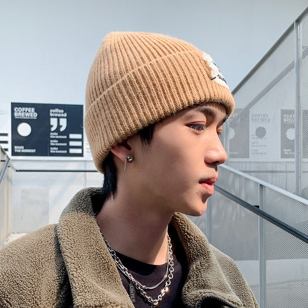 Зимна плетена мъжка шапка с бродерия и надпис