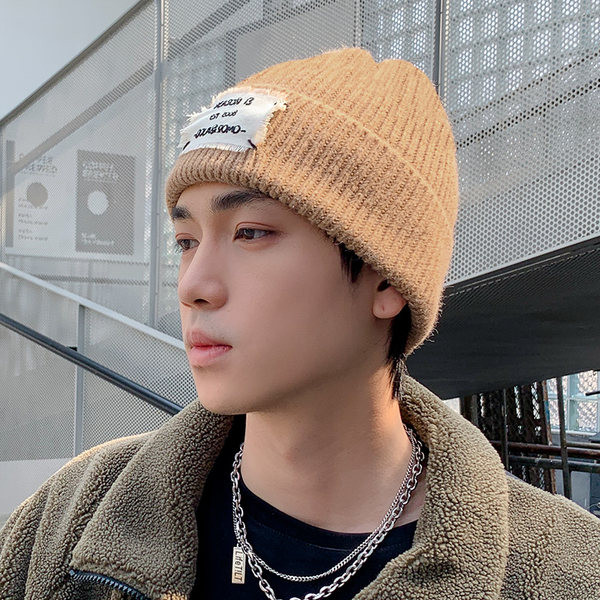 Зимна плетена мъжка шапка с бродерия и надпис