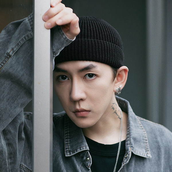 Ανδρικό καπέλο σε πολλά χρώματα, κλασικό και με επιγραφή