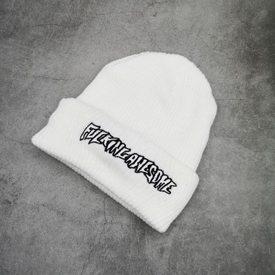 Πλεκτό χειμερινό καπέλο με κεντητή επιγραφή