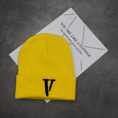 Πλεκτό χειμερινό καπέλο με κεντητή επιγραφή