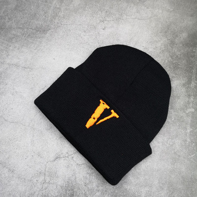 Πλεκτό χειμερινό καπέλο με κεντητή επιγραφή