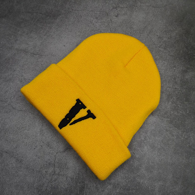 Πλεκτό χειμερινό καπέλο με κεντητή επιγραφή