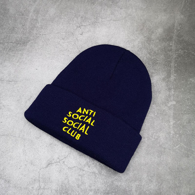 Πλεκτό χειμερινό καπέλο με κεντητή επιγραφή