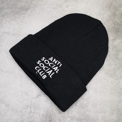 Πλεκτό χειμερινό καπέλο με κεντητή επιγραφή