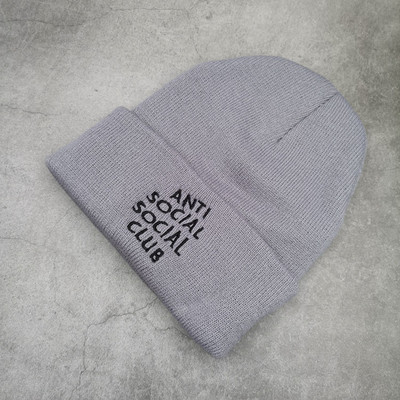 Πλεκτό χειμερινό καπέλο με κεντητή επιγραφή