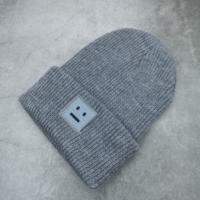 Πλεκτό χειμερινό καπέλο με κεντητή επιγραφή