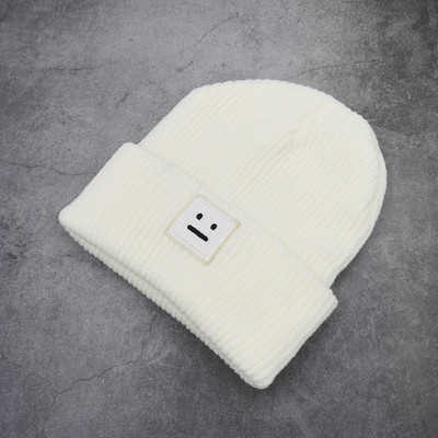 Πλεκτό χειμερινό καπέλο με κεντητή επιγραφή