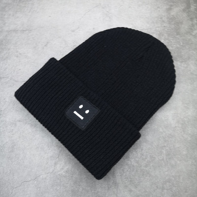 Πλεκτό χειμερινό καπέλο με κεντητή επιγραφή