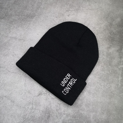 Πλεκτό χειμερινό καπέλο με κεντητή επιγραφή