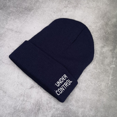 Πλεκτό χειμερινό καπέλο με κεντητή επιγραφή