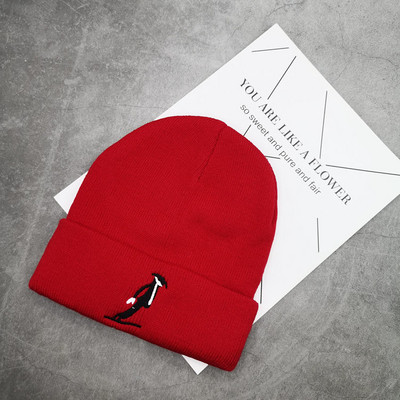 Πλεκτό χειμερινό καπέλο με κεντητή επιγραφή