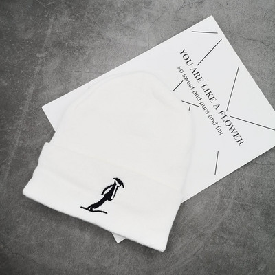 Πλεκτό χειμερινό καπέλο με κεντητή επιγραφή