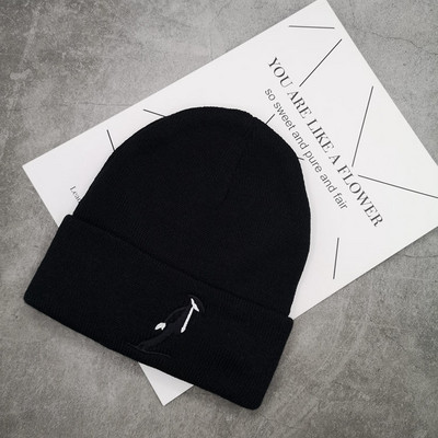 Πλεκτό χειμερινό καπέλο με κεντητή επιγραφή