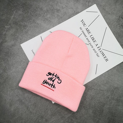 Πλεκτό χειμερινό καπέλο με κεντητή επιγραφή