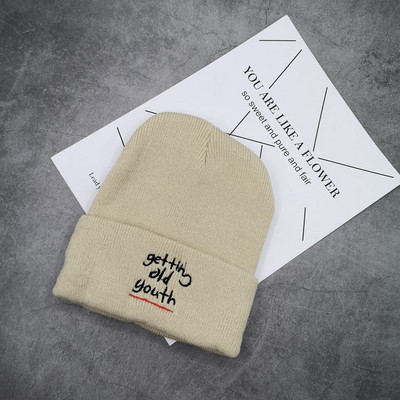 Πλεκτό χειμερινό καπέλο με κεντητή επιγραφή