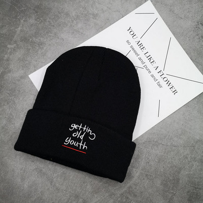 Πλεκτό χειμερινό καπέλο με κεντητή επιγραφή