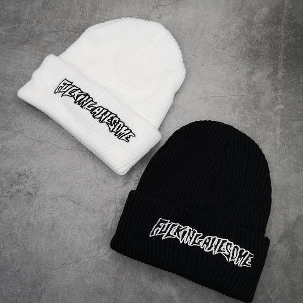 Πλεκτό χειμερινό καπέλο με κεντητή επιγραφή