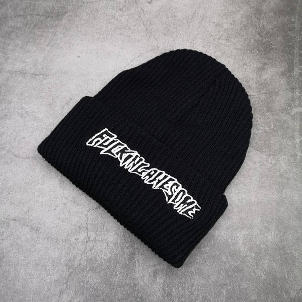 Πλεκτό χειμερινό καπέλο με κεντητή επιγραφή