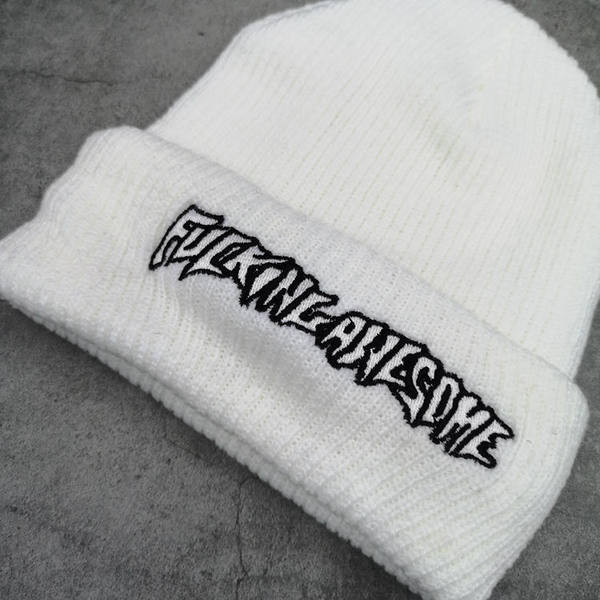 Πλεκτό χειμερινό καπέλο με κεντητή επιγραφή